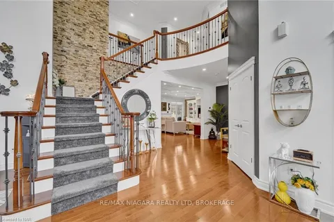 8018 CATHEDRAL Dr, Niagara Falls, ON L2H 2Z2