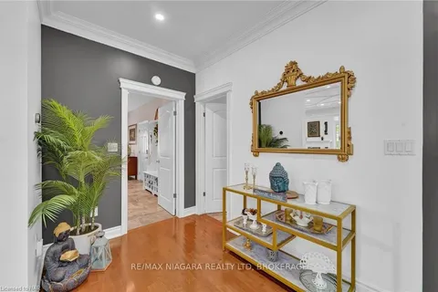 8018 CATHEDRAL Dr, Niagara Falls, ON L2H 2Z2