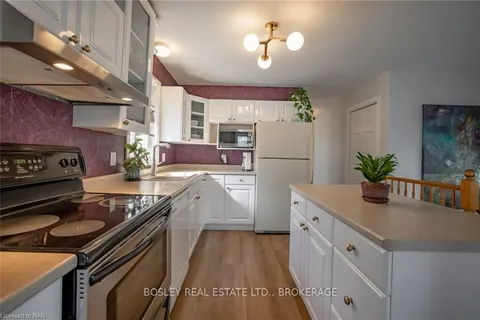 65 CHELSEA St, St. Catharines, ON L2P 3B5