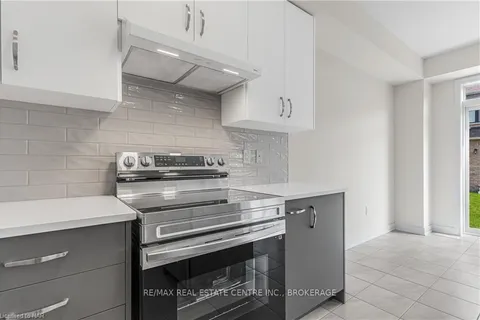 240 EASTBRIDGE Ave, Welland, ON L3B 0M6