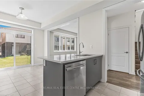 240 EASTBRIDGE Ave, Welland, ON L3B 0M6