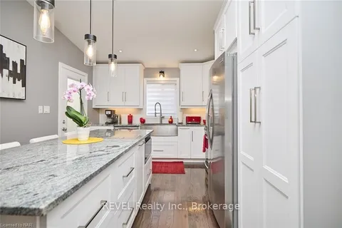 8159 BARRETT Cres, Niagara Falls, ON L2H 3H5