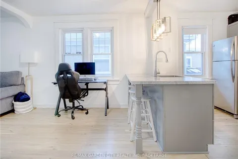 92 DELHI St, Port Colborne, ON L3K 3K9