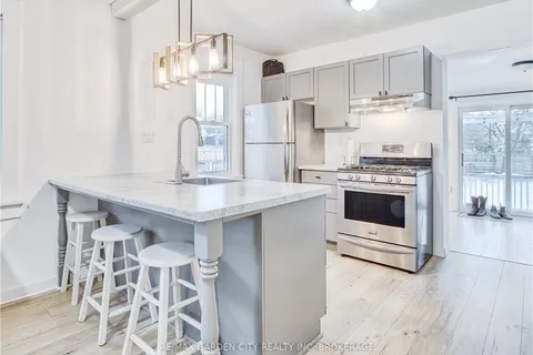 92 DELHI St, Port Colborne, ON L3K 3K9