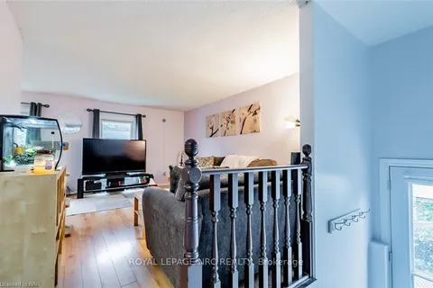 12 TARA Cres, Thorold, ON L2V 4M1