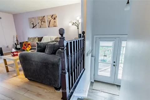 12 TARA Cres, Thorold, ON L2V 4M1