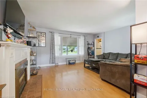 7988 WATSON St, Niagara Falls, ON L2H 1E6