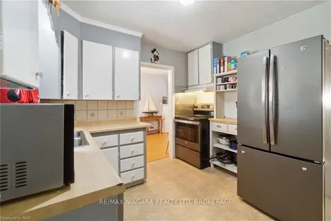 7988 WATSON St, Niagara Falls, ON L2H 1E6