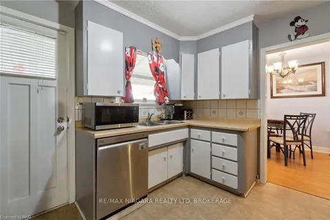 7988 WATSON St, Niagara Falls, ON L2H 1E6