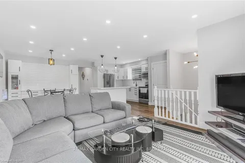 18 RAINBOW Crt, Welland, ON L3C 6R3