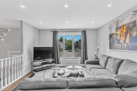 18 RAINBOW Crt, Welland, ON L3C 6R3