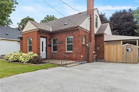 6386 CRAWFORD St, Niagara Falls, ON L2E 5Z1