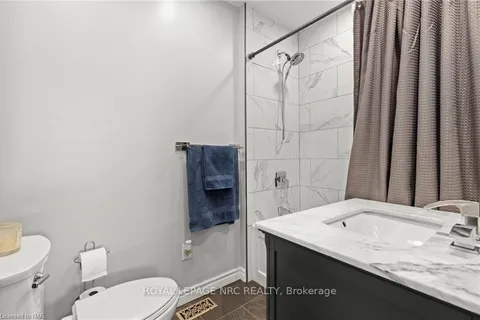 6386 CRAWFORD St, Niagara Falls, ON L2E 5Z1