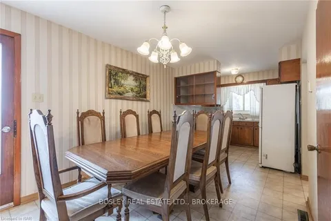 6684 WINSTON St, Niagara Falls, ON L2G 5G3