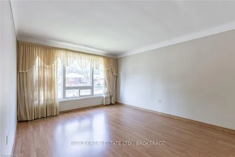 6684 WINSTON St, Niagara Falls, ON L2G 5G3