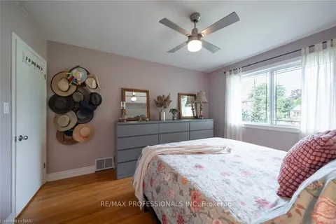 8 LAKEVIEW Ave, Grimsby, ON L3M 3M1