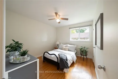 8 LAKEVIEW Ave, Grimsby, ON L3M 3M1