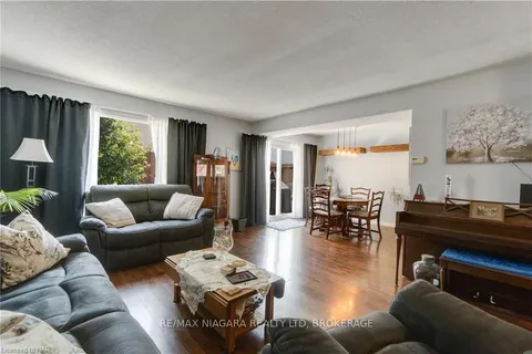 33 NAPLES Crt, Thorold, ON L2V 4S7