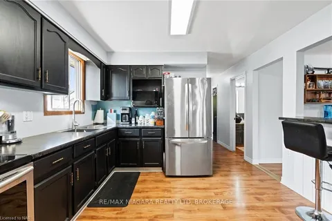 16 HARRIETT St, Welland, ON L3B 2H5