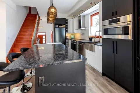 77 WELLAND St, Thorold, ON L2V 2B7