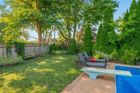 5 GLENCAIRN Dr, St. Catharines, ON L2M 2N2