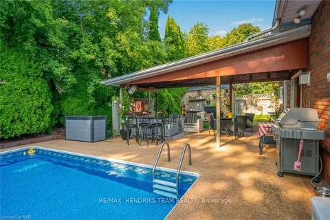 5 GLENCAIRN Dr, St. Catharines, ON L2M 2N2