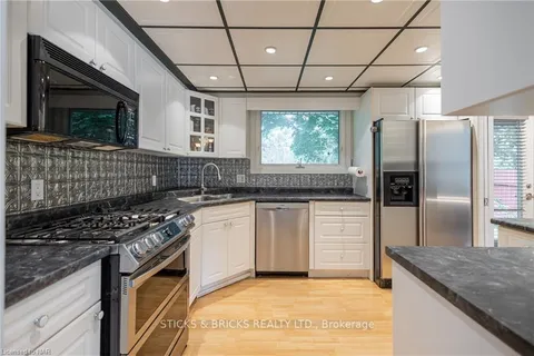 477 DORCHESTER St, Niagara-on-the-Lake, ON L0S 1J0