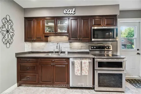 11 BRITTANY Crt, St. Catharines, ON L2S 3C3