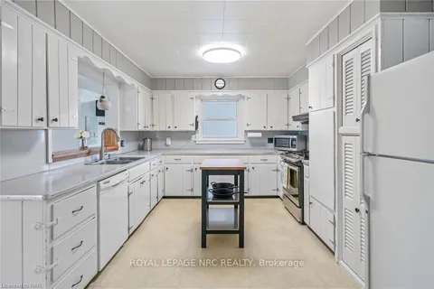 396 HELENA St, Fort Erie, ON L2A 4J9