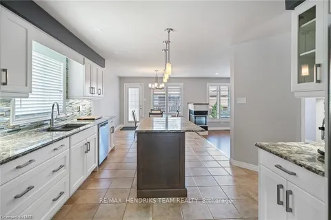 129 DORCHESTER Dr, Grimsby, ON L3M 5H5