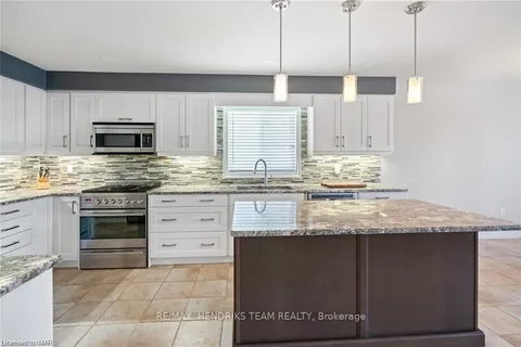 129 DORCHESTER Dr, Grimsby, ON L3M 5H5