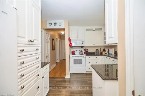 1216 BENNER Ave, Fort Erie, ON L2A 4N7