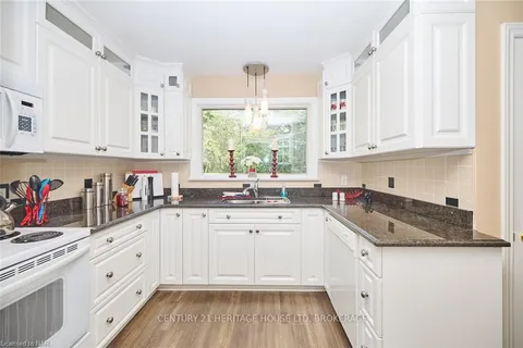 1216 BENNER Ave, Fort Erie, ON L2A 4N7