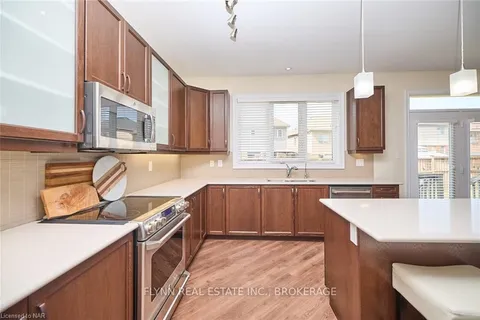 8404 SUMAC Crt, Niagara Falls, ON L2H 2Y6