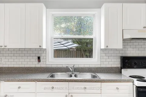 15 GEORGE Rd, Fort Erie, ON L2A 5J8