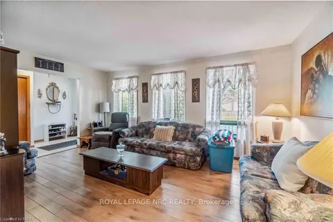 7812 BADGER Rd, Niagara Falls, ON L2H 2J5