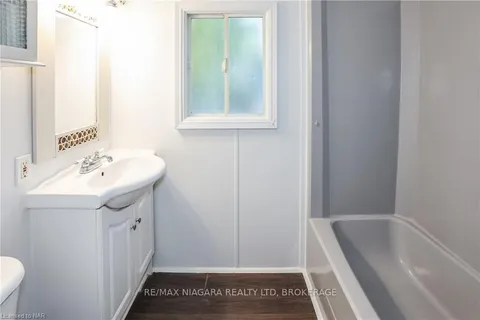 8845 LUNDY'S LANE St, Niagara Falls, ON L2H 1H5