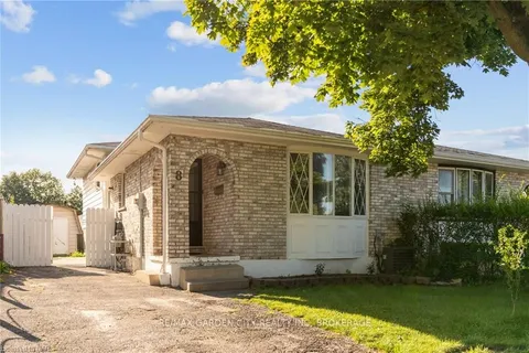 8 CANTERBURY Dr, St. Catharines, ON L2P 3M7