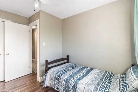 8 CANTERBURY Dr, St. Catharines, ON L2P 3M7