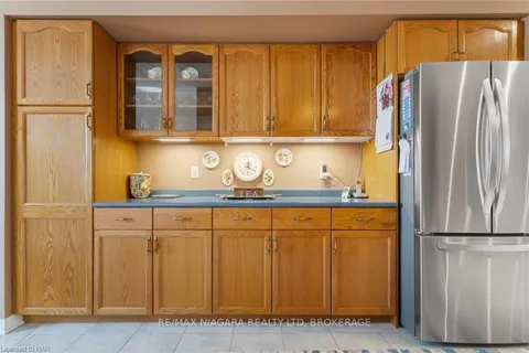 31 CRYSLER Cres, Thorold, ON L2V 5A2