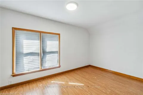 104 REGENT St, Welland, ON L3B 4H8