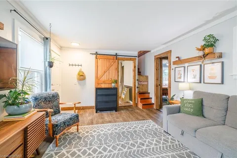 6151 CADHAM St, Niagara Falls, ON L2G 3A3