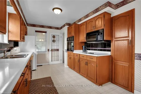 381 NIAGARA St, St. Catharines, ON L2M 4V9