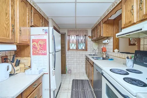 7321 FERN Ave, Niagara Falls, ON L2G 5H3