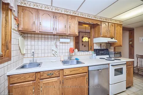 7321 FERN Ave, Niagara Falls, ON L2G 5H3