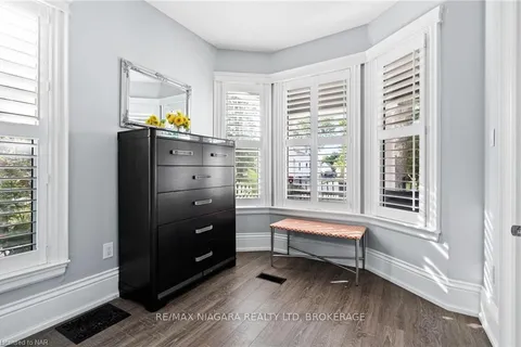 3844 CHIPPAWA Pkwy, Niagara Falls, ON L2G 6E1