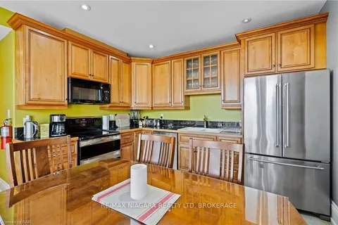 3844 CHIPPAWA Pkwy, Niagara Falls, ON L2G 6E1