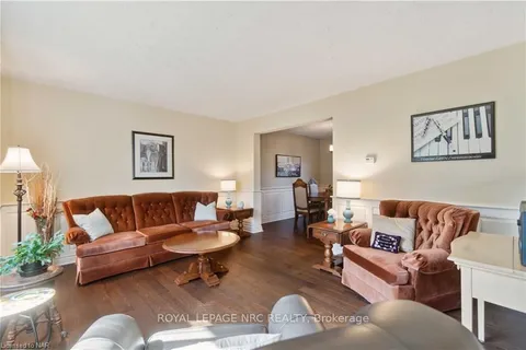 7385 WOODGATE St, Niagara Falls, ON L2J 4E8