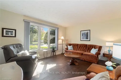 7385 WOODGATE St, Niagara Falls, ON L2J 4E8