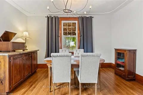 22 ROBINSON St, Grimsby, ON L3M 3C4